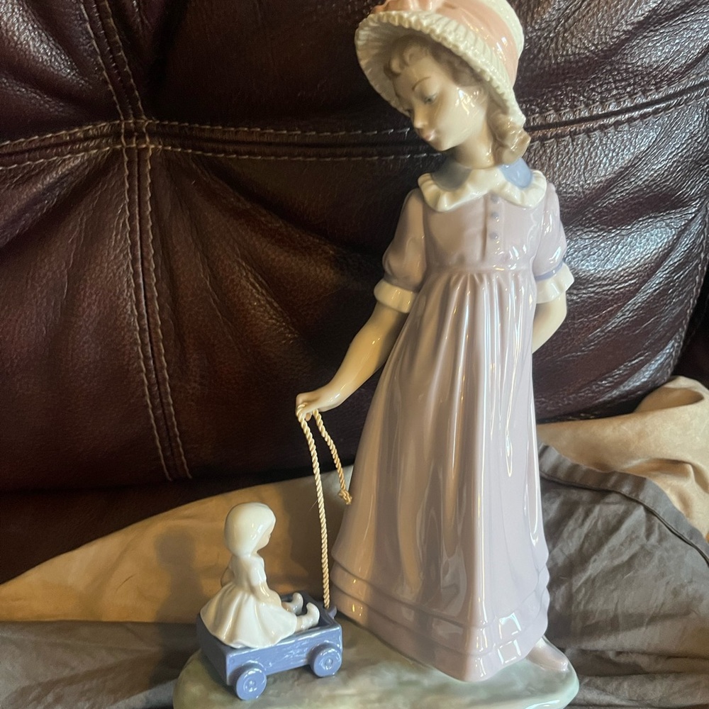 Lladro #5044 "Girl Pulling Toy Wagon" 1978 w doll perfect condition 11” figure